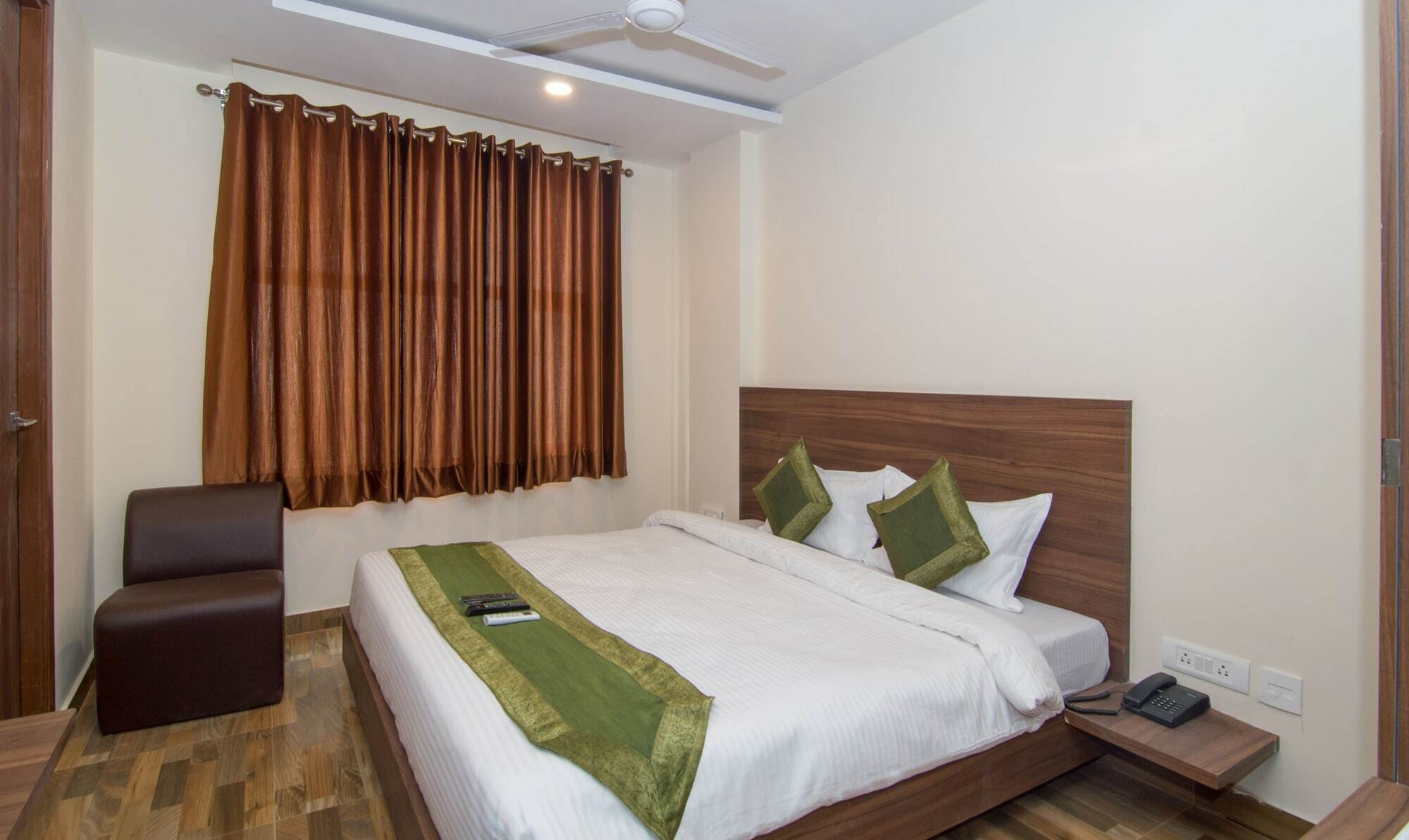 Treebo Trend Bipin International Hotel Lucknow Bagian luar foto