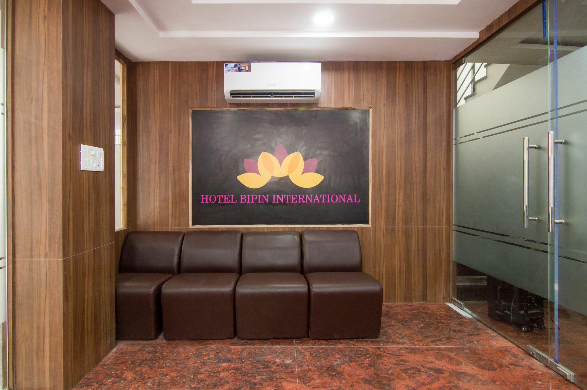 Treebo Trend Bipin International Hotel Lucknow Bagian luar foto